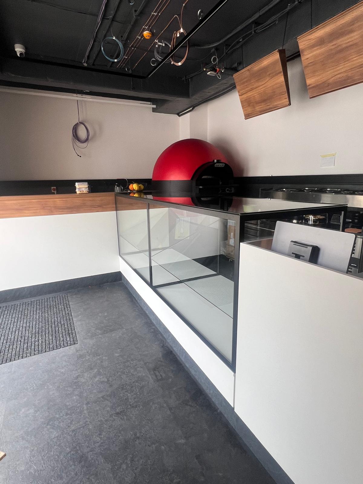 Zasklení prodejního  pultu pizzerie včetně polic